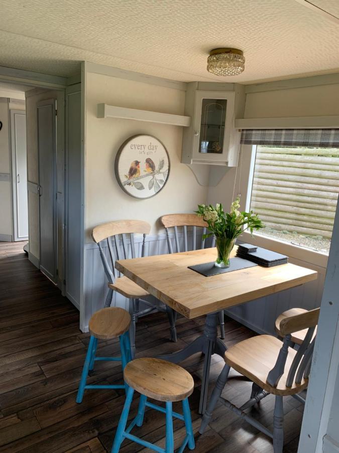 Byre Cottages&Lakeside caravan Cardigan Eksteriør bilde